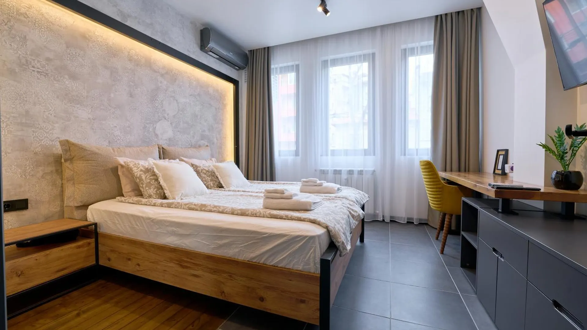 Luxury 2 Bedroom Apartment - Private Garden Sofia