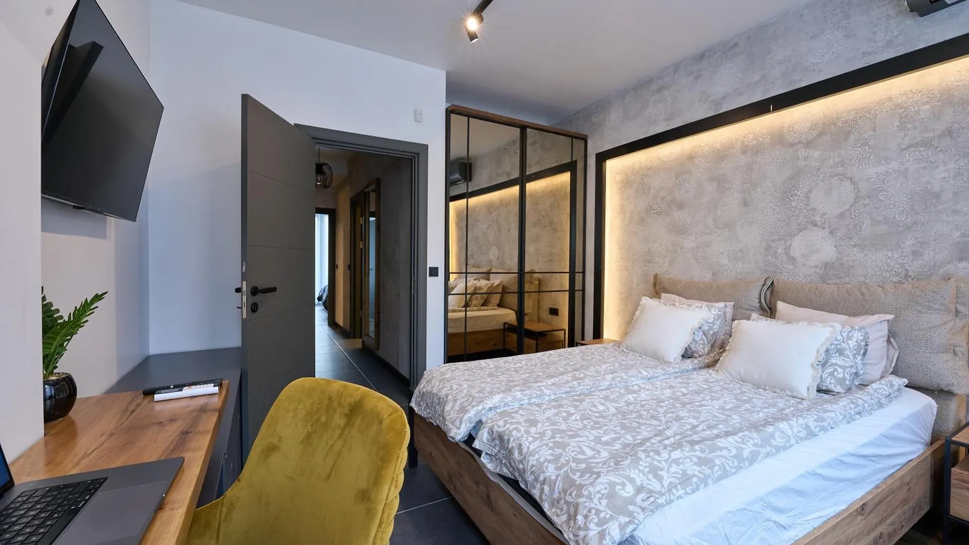 Luxury 2 Bedroom Apartment - Private Garden Sofia