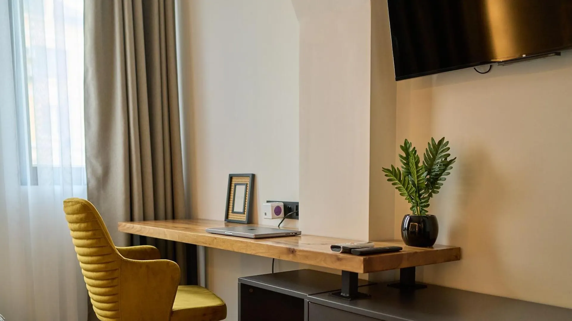 Luxury 2 Bedroom Apartment - Private Garden Sofia