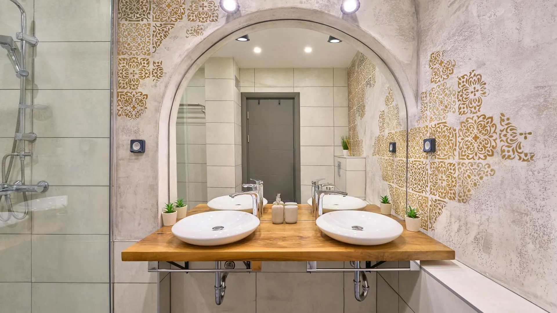 Luxury 2 Bedroom Apartment - Private Garden Sofia