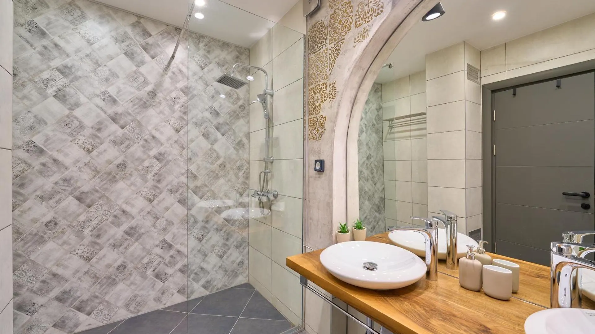 Luxury 2 Bedroom Apartment - Private Garden Sofia Bulgaria